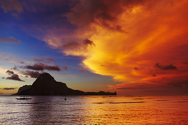 포토 JPG 해외이미지 구름 실루엣 바다 섬 여행 자연 하늘 산 파노라마 풍경 사람없음 야외 빨간색 물 빛 컬러풀 황혼 일몰 새벽 만 보트 저녁 휴양지 석호 이국적 수평선 해외202004 해외포토 자연요소 컬러 배_교통 촬영기법 노을 장소 야간 생태계 파일형식 이미지허브