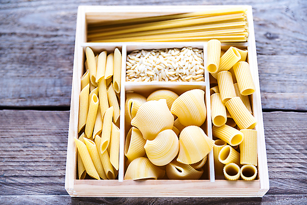 포토 JPG 해외이미지 전통 음식 백그라운드 다이어트 재료 부분 탁자 파스타 건강 스파게티 종류 요리 사람없음 목재 상자 노란색 식당 여러개 이탈리아 흰색 정상 혼합 밀 국수 날것 모음 섬유 타입 점심식사 마카로니 복잡 생식 채식주의자 탄수화물 펜네 해외202004 해외포토 나무 유럽 컬러 가구 다수 컨셉 곡류 서양음식 한글 상점 식사 직물 면류 채식 파스타면 파일형식 이미지허브