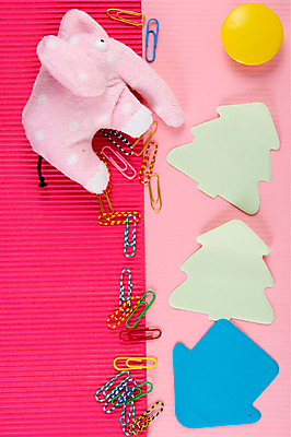 포토 JPG 해외이미지 종이 분홍색 백그라운드 화살 사람없음 빨간색 초록색 파란색 장난감 노란색 쪽지 공백 기록 스케치 사인 파일 클립 페이지 시트 자석 조언 목차 카피스페이스 해외202004 해외포토 컬러 미술 파일형식 이미지허브