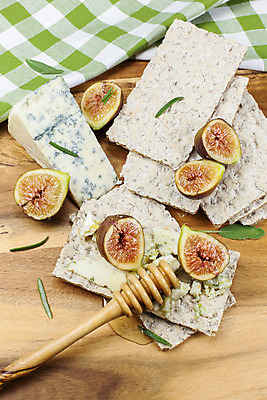 포토 JPG 해외이미지 전통 접시 조각 과일 재료 치즈 건강 요리 사람없음 파란색 소풍 식사 신선 달콤 맛 상품 먹기 향신료 토스트 꿀 정맥 무화과 내추럴 프랑스어 점심식사 식품점 영양분 해외202004 해외포토 문자 식기 빵 컬러 컨셉 모션 유제품 야외활동 상점 혈관 향미료 파일형식 이미지허브