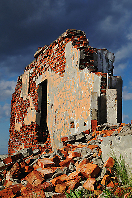 포토 JPG 해외이미지 구름 벽 하늘 벽돌 주택 사람없음 건물 빨간색 여름 왼쪽 폐허 무인 옛날 혼란 해외202004 해외포토 자연요소 건축물 계절 컬러 컨셉 방향 파일형식 이미지허브
