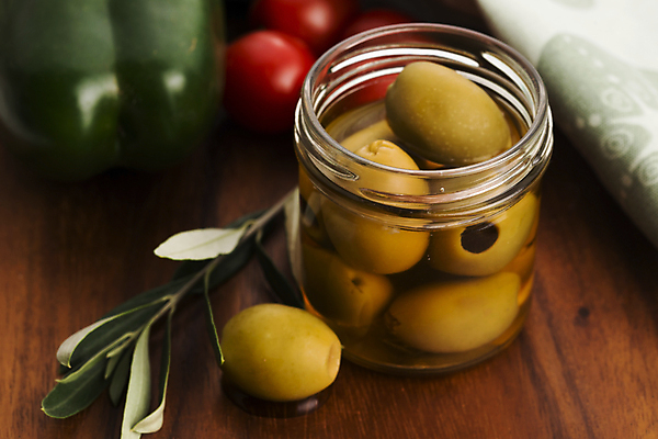 포토 JPG 해외이미지 방울토마토 유리병 오이 실내 사람없음 올리브 피클 나무탁자 올리브피클 해외202004 해외포토 열매 토마토 채소 탁자 병_용기 내부 절임 파일형식 이미지허브