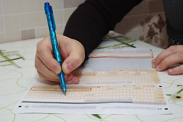 포토 JPG 해외이미지 직업 손 종이 돈 비즈니스 텍스트 손가락 탁자 사람 사람없음 금융 약 펜 기록 작업 비즈니스맨 어플리케이션 편지 계약 사인 서식 결제 법 결재 시스템 서명 보험 변호사 편지쓰기 필기체 해외202004 해외포토 문자 남자 가구 의학 신체부위 경제 필기구 직장인 재산 파일형식 이미지허브