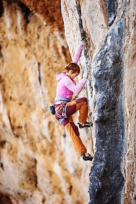 포토 JPG 해외이미지 라이프스타일 여자 벽 스포츠 자연 산 안내 한명 사람 풍경 성인 야외 여름 용기 집중 오르기 해외202004 해외포토 1 그릇 계절 컨셉 모션 생활 생태계 파일형식 이미지허브