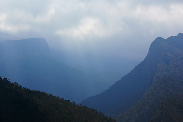 포토 JPG 해외이미지 구름 백그라운드 자국 아프리카 자연 하늘 날씨 산 풍경 사람없음 야외 가로 초록색 파란색 환경 계곡 사진촬영 절벽 하이킹 회색 탐험 안개 흰색 숲 큼 열대우림 사파리 지역 네비게이션 흐림 내추럴 산악지대 남아프리카 해외202004 해외포토 자연요소 나라 컬러 레저 촬영 크기 생태계 파일형식 이미지허브