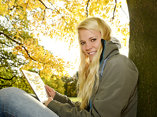 포토 JPG 해외이미지 나무 학생 긴머리 응시 공원 여자 행복 여유 잎 인터넷 통신 한명 미소 웃음 앉기 야외 10대 초록색 파란색 태블릿 금발 독서 노란색 가을 청바지 타이핑 기록 황금 전자책 성인여자만 해외202004 해외포토 식물 1 헤어스타일 시선 계절 공공시설 감정 컬러 바지 모션 청소년 표정 사람 전자제품 스마트기기 여자만 성인만 파일형식 이미지허브