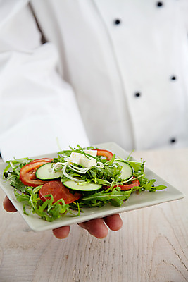 포토 JPG 해외이미지 백인 직업 라이프스타일 접시 남자 산업 음식 백그라운드 컨셉 유니폼 다이어트 토마토 채소 비즈니스 호텔 건강 요리 사람 성인 사람없음 장식 주방 식당 요리사 이탈리아 재킷 샐러드 상추 먹기 서비스 메뉴 준비 올리브 고립 채식주의자 해외202004 해외포토 서양인 식기 옷 열매 유럽 모션 숙소 생활 상점 외투 채식 파일형식 이미지허브