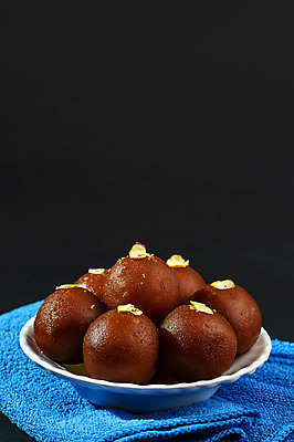 포토 JPG 해외이미지 전통 접시 아시아 음식 다이어트 과일 공 디저트 건조 요리 동양인 사람없음 파티 축제 식사 우유 튀김 축하 대접 원형 달콤 맛 폐기물 설탕 인도인 시럽 칼로리 북쪽 남쪽 경단 깊이 인기 파키스탄 피스타치오 스타일 해외202004 해외포토 도형 외국인 식기 나라 컨셉 유제품 건강 인종 이벤트 견과류 쓰레기 방향 파일형식 이미지허브