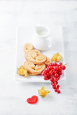 포토 JPG 해외이미지 그릇 음식 디저트 사람없음 쿠키 하트 달콤 아침식사 유혹 설탕 굽기 향신료 상쾌 시나몬 페스츄리 해외202004 해외포토 모양 식기 감정 빵 컨셉 식사 맛 구이 향미료 파일형식 이미지허브