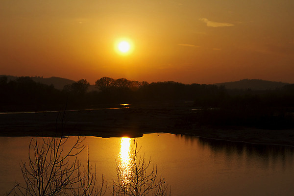 포토 JPG 해외이미지 구름 실루엣 백그라운드 오렌지 자연 하늘 아침 주택 따뜻함 풍경 사람없음 야외 옆모습 물 강 햇빛 태양 일출 탑 검은색 황혼 일몰 새벽 흐름 가을 야간 저녁 큼 장면 스카이라인 수평선 해외202004 해외포토 주간 자연요소 건축물 계절 뷰포인트 컬러 컨셉 과일 촬영기법 건물 노을 크기 생태계 파일형식 이미지허브