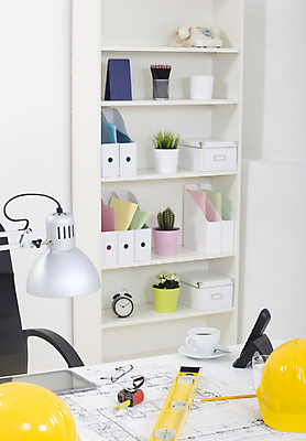 포토 JPG 해외이미지 라이프스타일 디자인 종이 비즈니스 건축양식 탁자 바닥 직장 실내 사람없음 세로 사무실 방 장비 과학기술 업무 엔지니어 보호 계획 안전모 건축가 디자이너 책상 그림 레이아웃 화이트보드 청사진 공학 정중 프로젝트 해외202004 해외포토 직업 교육 건축 가구 컨셉 회사 기술 내부 생활 작업 기술자 헬멧 안전장비 파일형식 이미지허브