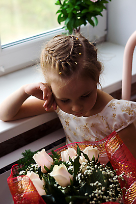 포토 JPG 해외이미지 라이프스타일 여자 꽃 얼굴 어린이 꽃다발 휴가 스트레스 한명 사람 유행 흰색 해외202004 해외포토 식물 1 컬러 생활 신체부위 파일형식 이미지허브