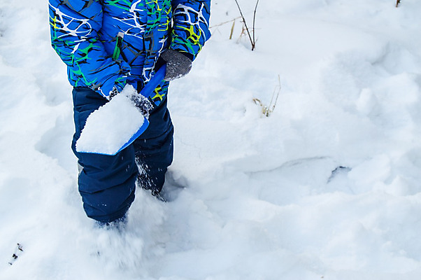포토 JPG 해외이미지 어린이 겨울 거리 서기 들기 소년 야외 옆모습 하반신 청소 삽 눈치우기 제설 소년한명만 해외202004 해외포토 계절 남자 뷰포인트 모션 사람 치우기 남자한명만 소년만 파일형식 이미지허브