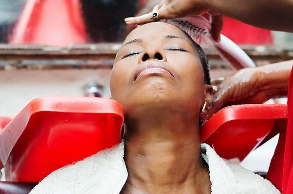 포토 JPG 해외이미지 1 손 여자 백그라운드 손가락 한명 사람 성인 빨간색 물 머리 검은색 빨래 미용사 해외202004 해외포토 자연요소 직업 컬러 가사 신체부위 파일형식 이미지허브