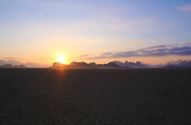 포토 JPG 해외이미지 구름 아시아 모래 여행 백그라운드 자연 하늘 산 건조 풍경 사람없음 야외 빨간색 파란색 환경 골짜기 계곡 트래킹 사막 바위 뜨거움 중앙 땅 언덕 부식 시력 오르기 사암 동쪽 내추럴 요르단 해외202004 해외포토 자연요소 나라 컬러 중동 모션 레저 돌_바위 방향 생태계 파일형식 이미지허브