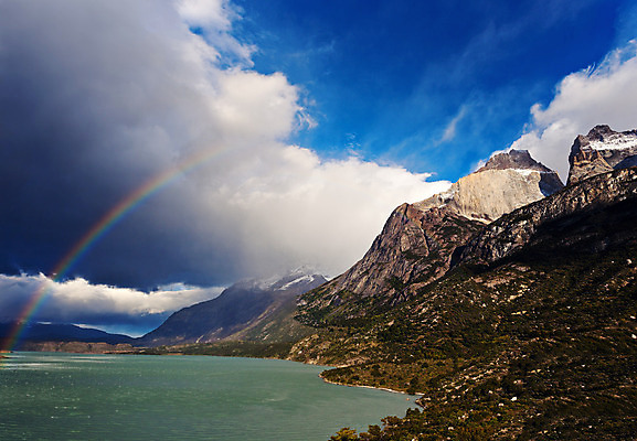 포토 JPG 해외이미지 공원 호수 무지개 산 국립공원 풍경 사람없음 물 바위 남아메리카 산봉우리 칠레 산맥 해외202004 해외포토 자연요소 공공시설 아메리카 돌_바위 봉우리 파일형식 이미지허브