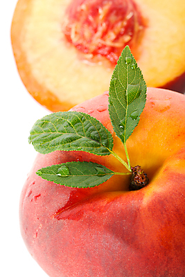 포토 JPG 해외이미지 단면 나뭇잎 실내 근접촬영 사람없음 물방울 달콤 흰배경 슬라이스 복숭아 복숭아씨 해외202004 해외포토 뷰포인트 백그라운드 잎 과일 씨앗 내부 흰색 맛 파일형식 이미지허브