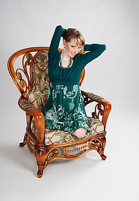 포토 JPG 해외이미지 1 드레스 옷 여자 행복 무기 포즈 의자 한명 미소 사람 앉기 성인 초록색 갈색 유행 화려 우아함 안락의자 무릎 해외202004 해외포토 감정 컬러 가구 컨셉 모션 표정 신체부위 파일형식 이미지허브