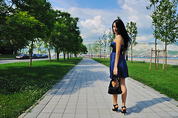 포토 JPG 해외이미지 나무 1 손 응시 옷 공원 여자 도로 길 잎 신체 자연 거리 갈색머리 한명 사람 성인 야외 초록색 여름 파란색 유행 걷기 산책 핸드백 최고 화려 바둑 해외202004 해외포토 식물 헤어스타일 시선 계절 공공시설 컬러 컨셉 가방 교통시설 모션 놀이 휴식 신체부위 생태계 파일형식 이미지허브