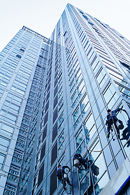 포토 JPG 해외이미지 주간 전신 남자 밧줄 로우앵글 매달리기 외벽 빌딩 성인 야외 건물 뒷모습 세명 작업 청소부 유리창청소 성인남자만 해외202004 외벽청소 해외포토 자연요소 직업 건축물 줄 벽 뷰포인트 모션 사람 청소 남자만 성인만 파일형식 이미지허브