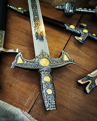 포토 JPG 해외이미지 모양 모델 전통 무기 십자가 손잡이 경비 사람없음 목재 장식 빛 금속 전시 골동품 흰색 화려 칼날 중세 역사 황금 칼 고급 은색 왕 철 묘사 싸움 날카로움 공상 청동 목각 단검 고딕 고립 몰타섬 옛날 철강 스타일 해외202004 해외포토 나무 컬러 섬 컨셉 재료 모션 재질 안전 검 보호 몰타 파일형식 이미지허브