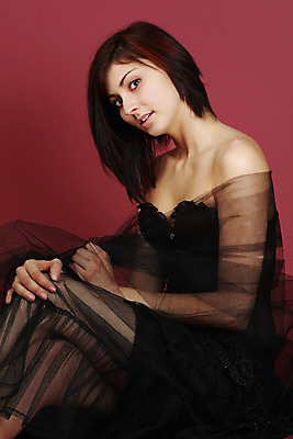 포토 JPG 해외이미지 백인 1 여자 한명 사람 흰색 만족 싱글 해외202004 해외포토 서양인 감정 컬러 파일형식 이미지허브