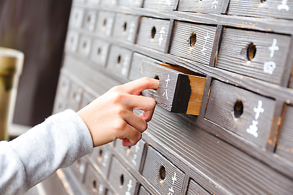 포토 JPG 해외이미지 전통 손 여자 아시아 가구 비즈니스 손가락 프레임 안전 동양인 사람없음 목재 상자 사무실 갈색 꼬리표 라벨 문 일본 자료 중국 정보 수확 메시지 재산 도서관 캐비닛 허브 창고 검색 파일 잠금 인덱스 수납 보관소 옛날 많음 해외202004 해외포토 나무 식물 교육 나라 컬러 생활용품 컨셉 농업 재료 사람 인종 신체부위 금융 사물함 저장 보안 파일형식 이미지허브