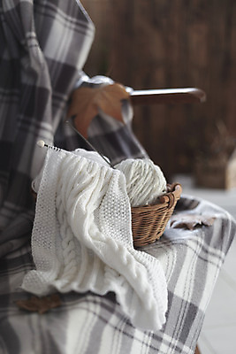 포토 JPG 해외이미지 전통 손 계절 백그라운드 겨울 패턴 공 탁자 기술 따뜻함 창조 미술 취미 사람없음 목재 유행 바구니 침묵 가을 흰색 시골 뜨개질 실 니트 질감 롤 실타래 섬유 짜임 수공예 양모 프로젝트 핸드메이드 해외202004 해외포토 나무 컬러 가구 상의 무늬 재료 문화예술 신체부위 소리 직물 공예 파일형식 이미지허브