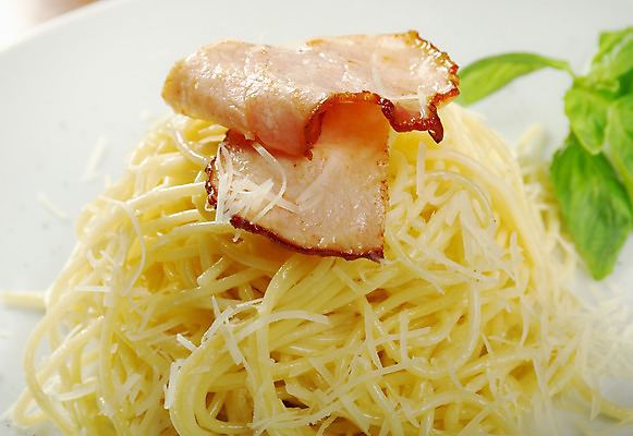 포토 JPG 해외이미지 전통 접시 음식 포크 탁자 치즈 파스타 스파게티 육류 돼지고기 요리 사람없음 식당 계란 식사 저녁식사 이탈리아 신선 양 면 사발 맛 지중해 크림 햄 삶기 캐서롤 페투치네 핸드메이드 탈리아텔레 해외202004 해외포토 식기 유럽 바다 가구 컨셉 식재료 포유류 유제품 서양음식 상점 알 용기_그릇 사기그릇 파스타면 파일형식 이미지허브