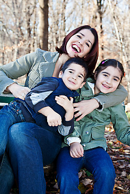 포토 JPG 해외이미지 백인 여자 남자 딸 행복 감정 아들 어린이 겨울 중동 가족 포옹 엄마 사랑 미소 웃음 사람 인종 소년 성인 세명 침묵 가을 흰색 형제 언니 걸음마 남동생 혼혈 해외202004 해외포토 서양인 계절 나라 컬러 관계 안기 모션 표정 소리 자매 다문화 동생 파일형식 이미지허브