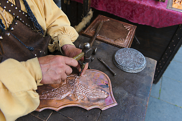 포토 JPG 해외이미지 모양 실루엣 관리 손잡이 미술 사람없음 장비 도구 칼날 중세 망치 자르기 장인 땅파기 옛날 작업대 해외202004 해외포토 모션 문화예술 촬영기법 공구 역사 파일형식 이미지허브