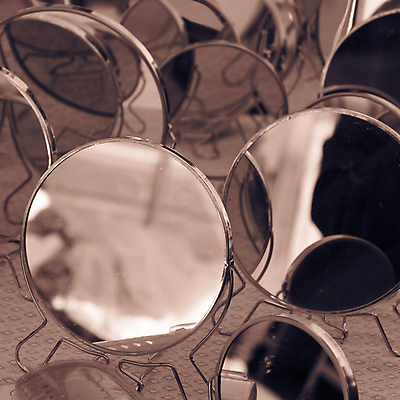 포토 JPG 해외이미지 디자인 백그라운드 컨셉 일러스트 프레임 실내 미술 사람없음 내부 목재 장식 갈색 금속 어둠 희망 거울 골동품 덮개 황금 우아함 고민 그림 그런지 옛날 해외202004 해외일러스트 나무 감정 컬러 재료 재질 문화예술 뚜껑 파일형식 이미지허브