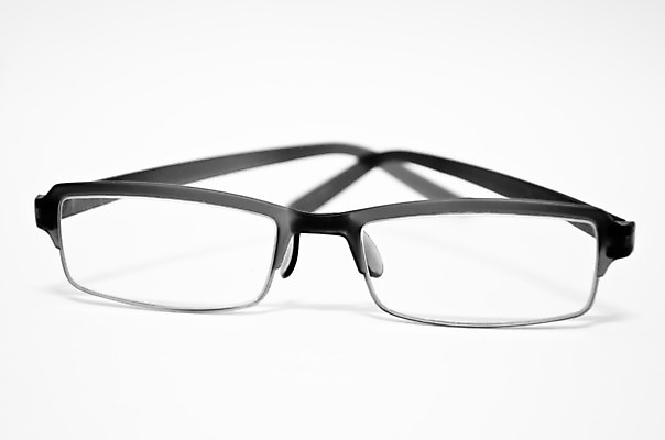 포토 JPG 해외이미지 디자인 응시 안경 백그라운드 프레임 미술 사람없음 독서 반사 유행 침묵 쌍안경 흰색 쌍 클래식 우아함 플라스틱 오브젝트 시력 비전 스타일 해외202004 해외포토 시선 잡화 컬러 컨셉 재질 문화예술 소리 망원경 파일형식 이미지허브