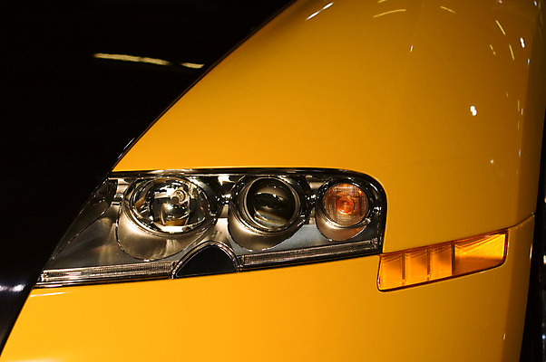 포토 JPG 해외이미지 모양 디자인 도로 교통수단 여행 신체 부분 모션 자동차 사람없음 옆모습 빛 달리기 반사 노란색 금속 힘 운전 바퀴 고급 우아함 매끈함 속도 타이어 전염 모터 방법 이국적 자동 스타일 해외202004 해외포토 길 육상교통 뷰포인트 컬러 교통 컨셉 교통시설 재질 감각 질병 감염 파일형식 이미지허브