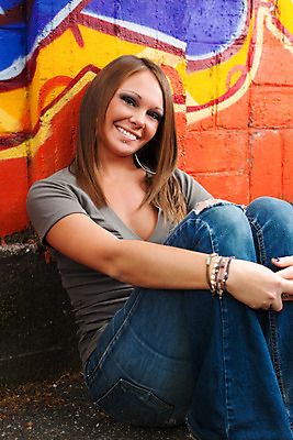 포토 JPG 해외이미지 전신 백인 응시 여자 행복 벽 청소년 휴식 갈색머리 한명 사람 앉기 20대 야외 옆모습 10대 캐주얼 세로 기댐 기쁨 그래피티 성인여자만 해외202004 해외포토 서양인 1 헤어스타일 시선 옷 감정 뷰포인트 컨셉 모션 청년 낙서 그림 여자만 성인만 파일형식 이미지허브