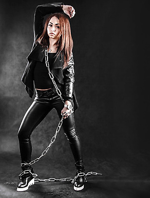 포토 JPG 해외이미지 백인 모델 옷 여자 남자 유럽 백그라운드 신체 바람 한명 사람 빨간색 숫자 갈색 금속 검은색 어둠 힘 재킷 고통 회색 흰색 몸무게 가죽 가득함 문제 무거움 길이 암살자 완벽 철강 해외202004 해외포토 자연요소 서양인 문자 1 감정 나라 컬러 컨셉 재질 날씨 외투 무게 파일형식 이미지허브