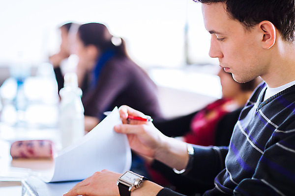 포토 JPG 해외이미지 백인 1 학생 응시 여자 교육 남자 행복 교실 학교 실내 한명 사람 앉기 성인 10대 책 가로 친구 스터디 교사 공책 흰색 자신감 그룹 대학교 고립 해외202004 해외포토 서양인 직업 시선 감정 컬러 관계 모션 청소년 문구용품 내부 학습 파일형식 이미지허브