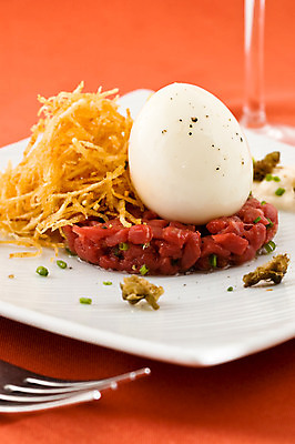 포토 JPG 해외이미지 접시 음식 육류 요리 사람없음 빨간색 식당 계란 식사 저녁식사 튀김 닫기 강의 지중해 메인 만족 준비 날것 프랑스어 해외202004 해외포토 문자 식기 감정 바다 컬러 식재료 모션 상점 알 파일형식 이미지허브