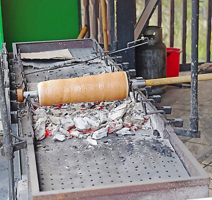 포토 JPG 해외이미지 전통 리본 음식 빵 결혼 디저트 나선형 사람없음 목재 케이크 사막 뜨거움 플랫 달콤 그릴 아침식사 설탕 굽기 뿌리기 배고픔 준비 롤 밀가루 헝가리 점심식사 고립 실린더 제빵사 트란실바니아 페스츄리 해외202004 해외포토 나무 직업 무늬 재료 모션 주방용품 이벤트 식사 맛 가루 구이 루마니아 동유럽 파일형식 이미지허브