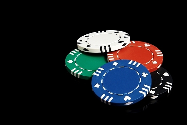 포토 JPG 해외이미지 손 백그라운드 들기 사람없음 빨간색 초록색 파란색 반사 검은색 거울 게임 흰색 잡기 신용카드 도박 카지노 포커 부름 접기 텍사스 해외202004 해외포토 컬러 모션 놀이 신체부위 금융 미국 트럼프 파일형식 이미지허브