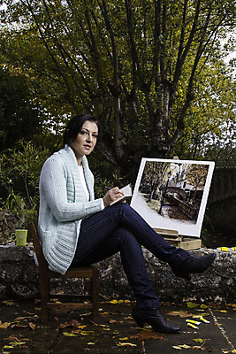 포토 JPG 해외이미지 백인 1 라이프스타일 여자 행복 휴식 미술 한명 사람 앉기 성인 취미 야외 책 다이어리 기록 붓 팔레트 그림 예술가 캔버스 페인트붓 화가 해외202004 해외포토 서양인 직업 감정 컨셉 모션 문화예술 생활 사무용품 파일형식 이미지허브