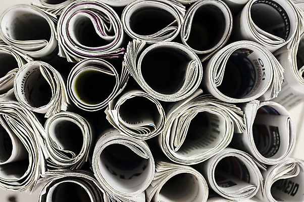 포토 JPG 해외이미지 종이 텍스트 통신 커뮤니케이션 사람없음 가로 쌓기 자료 재활용 긴급 기둥 신문 문서 페이지 흙더미 접기 정보매체 출판 해외202004 해외포토 건축 모션 간행물 흙 뉴스 친환경 파일형식 더미 이미지허브