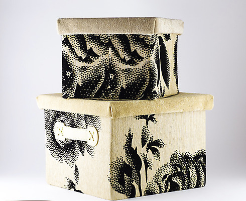 포토 JPG 해외이미지 옷 실내 사람없음 세트 상자 마을 흰색 시골 도움 오픈 재산 상품 컨테이너 오브젝트 준비 주기 수납 짐싸기 기부 판지 꺼내기 고립 돌봄 해외202004 해외포토 산업 컬러 컨셉 모션 내부 금융 파일형식 이미지허브