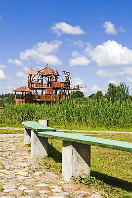 포토 JPG 해외이미지 주간 구름 공원 여행 벤치 하늘 휴식 사람없음 목재 여름 리투아니아 화창 카피스페이스 해외202004 해외포토 자연요소 나무 계절 공공시설 유럽 컨셉 의자 재료 날씨 공백 파일형식 이미지허브