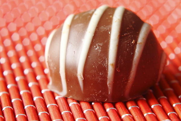 포토 JPG 해외이미지 음식 디저트 사탕 사람없음 갈색 과자 초콜릿 어둠 원형 달콤 맛 크림 코코아 프랄린 해외202004 해외포토 도형 음료 컬러 컨셉 파일형식 이미지허브