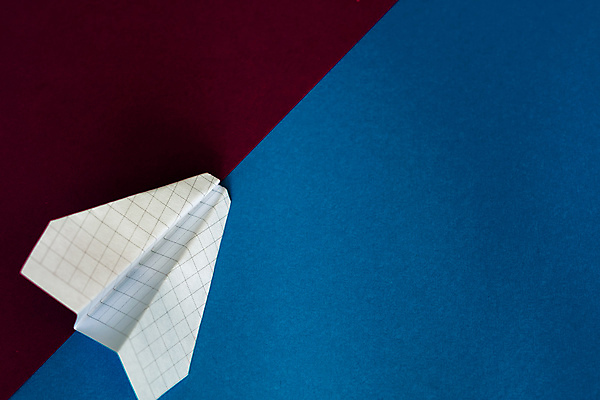 포토 JPG 해외이미지 종이 실내 사람없음 한개 종이비행기 파란배경 모눈종이 빨간배경 카피스페이스 해외202004 해외포토 1 백그라운드 내부 빨간색 파란색 공백 종이접기 파일형식 이미지허브