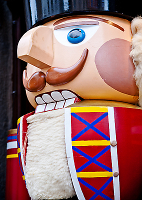 포토 JPG 해외이미지 1 전통 계절 백그라운드 유니폼 크리스마스 겨울 휴가 수염 독일 사람없음 목재 장식 빨간색 세로 장난감 숫자 크래커 축제 견과류 축하 균열 닫기 치아 12월 콧수염 병정 해외202004 해외포토 나무 문자 옷 기념일 유럽 컬러 컨셉 재료 모션 쿠키 소화기관 날짜 파일형식 이미지허브