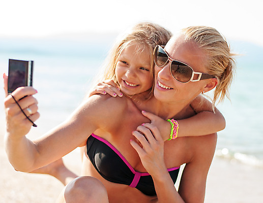 포토 JPG 해외이미지 여자 딸 행복 바다 가족 하늘 엄마 휴가 함께함 사랑 미소 소녀 두명 가로 여름 태양 카메라 해외202004 해외포토 자연요소 계절 감정 어린이 컨셉 관계 표정 사람 전자제품 파일형식 이미지허브