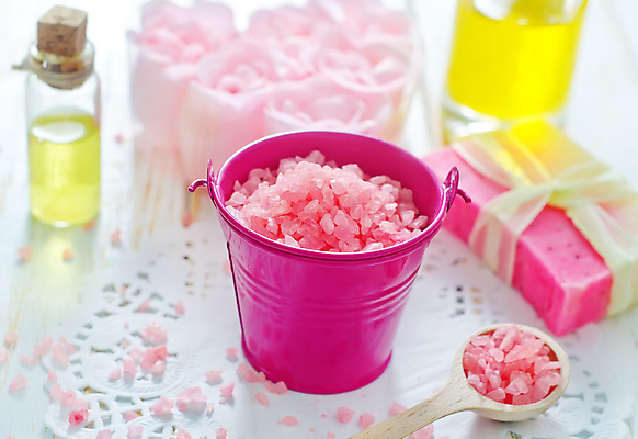 포토 JPG 해외이미지 리본 분홍색 사람없음 장미 숟가락 스파 오일 양동이 스파용품 비누 입욕소금 해외202004 해외포토 꽃 음식 컬러 수저 위생용품 화장품 미용용품 오브젝트 소금 파일형식 이미지허브