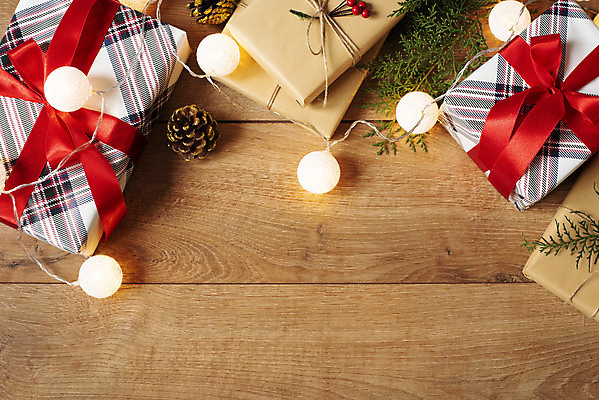 포토 JPG 해외이미지 계절 리본 백그라운드 컨셉 크리스마스 겨울 공 탁자 휴가 전등 새로움 주택 프레임 발렌타인데이 선물 사람없음 목재 장식 빨간색 상자 우주 축제 장식볼 나뭇가지 시골 축하 플랫 정상 연도 책상 활 레이아웃 머리위 위치 DIY 구성 핸드메이드 해외202004 해외포토 나무 기념일 컬러 가구 재료 데이이벤트 조명 취미 건물 파일형식 이미지허브